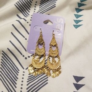 Gold earings NWT
